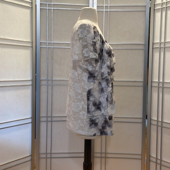 *AGB Woman White & Black Lacey Short Sleeved Top - Picture 2 of 5